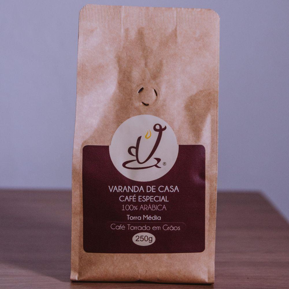Varanda de casa - café do Udson Furtado em grãos.